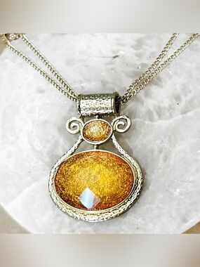 Gorgeous Gold-Tone Faux Amber Pendant Necklace